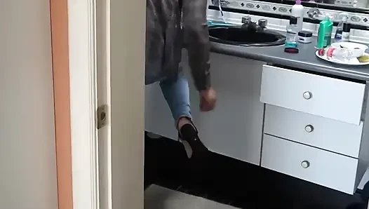 Я получаю большие камшоты в мою волосатую киску и в мою задницу в моих джинсах