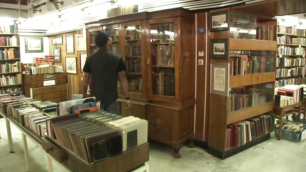 Gndi kale bal vali ko apni gand men bara sakht lnd milta hai