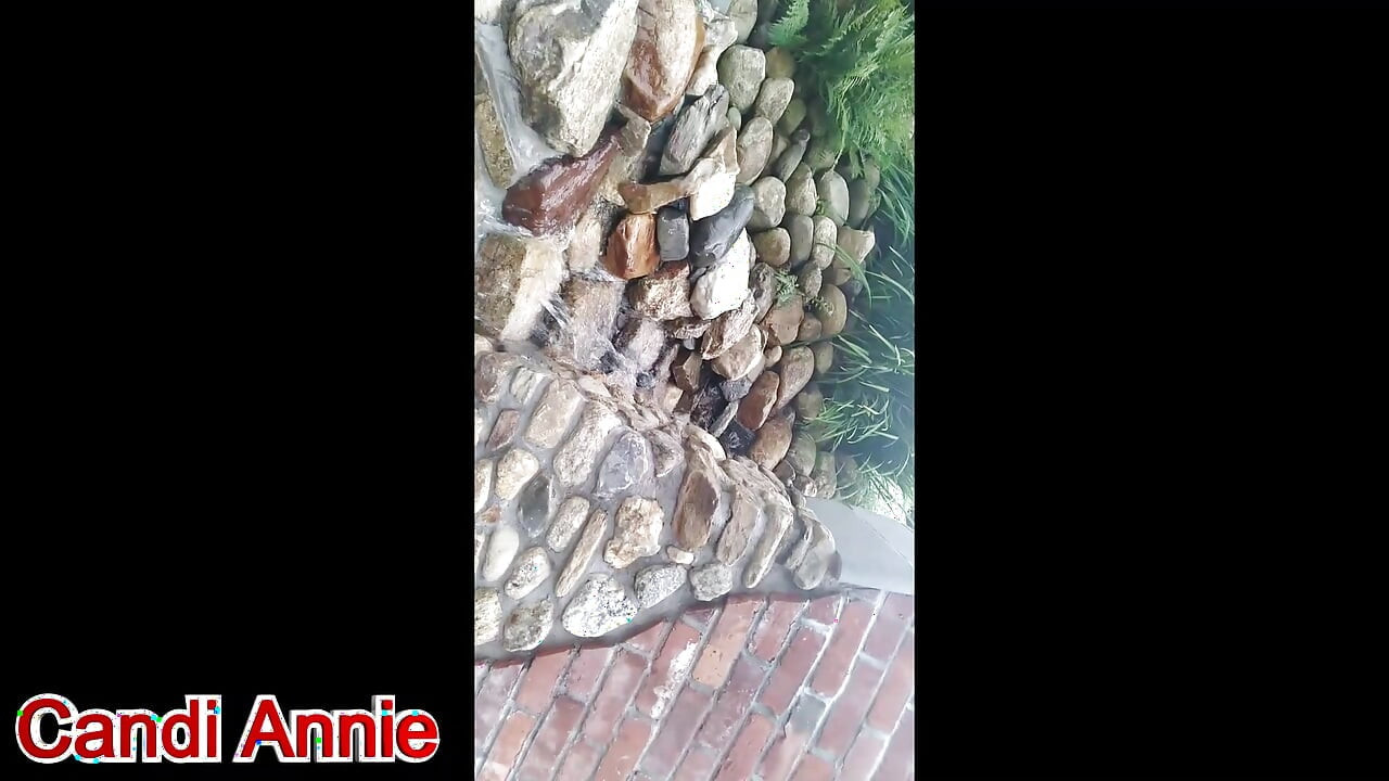 Spermaliebende candi annie schluckt eine ladung in einem whirlpool