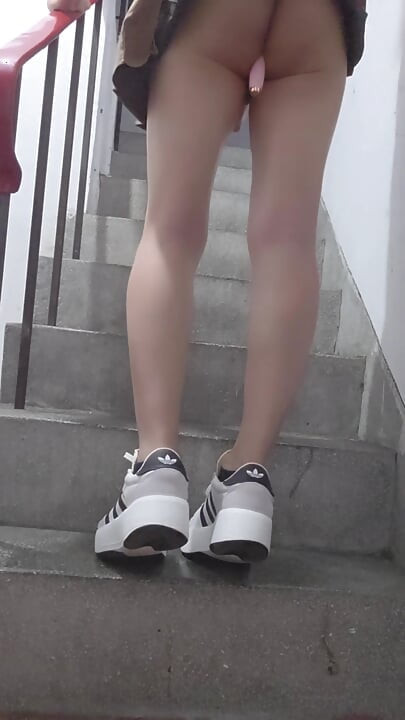 Waria ting xuan masturbasi dengan vibrator yang dimasukkan ke tangga.