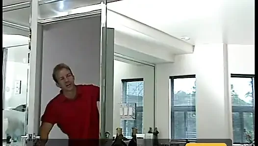 Aç koca karısını duşta buluyor ve sert sikiyor