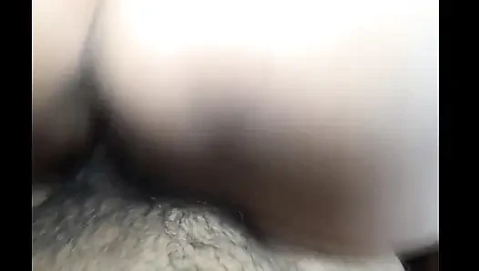 Orta yaşlı seksi kadın uzun ve sıkı bir muz seviyor