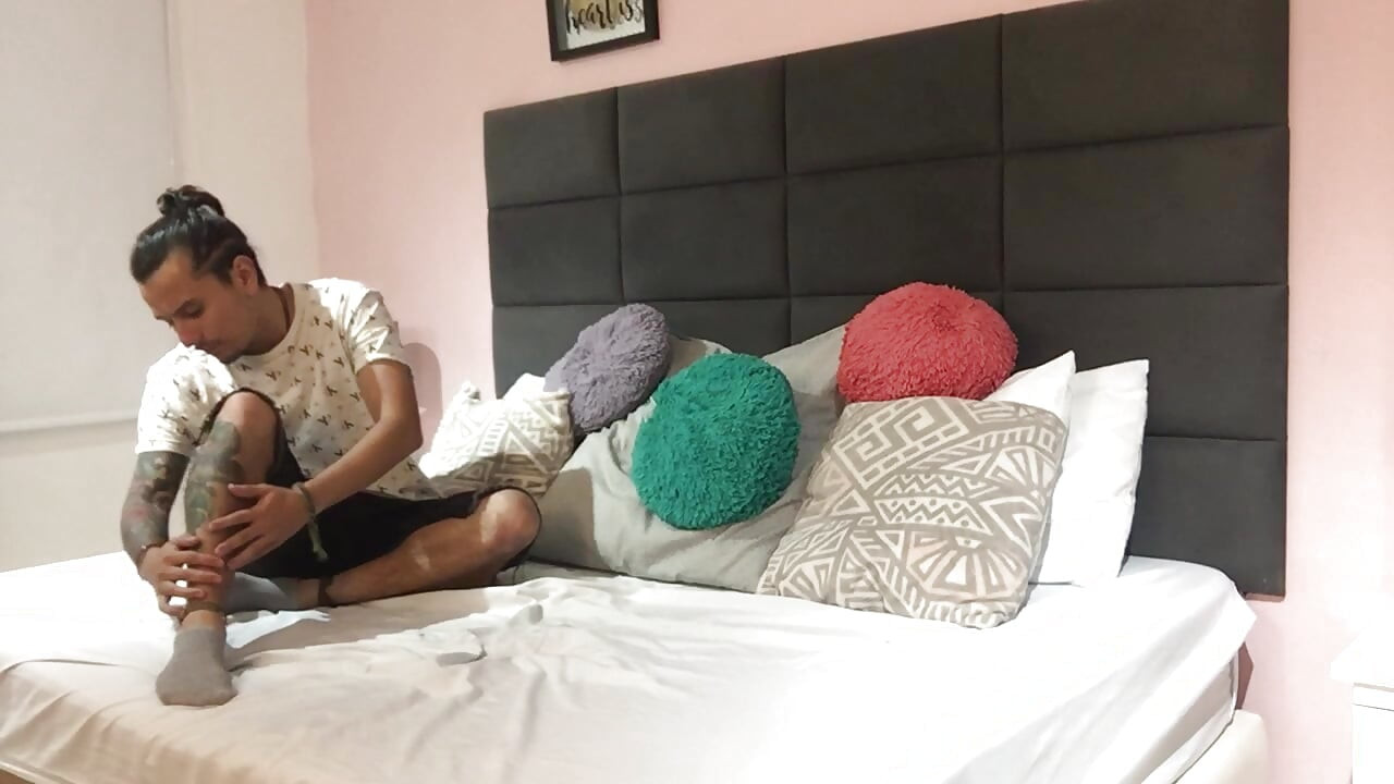 Tetovirani tip snima video za MILF-u kako pokazuje svoje tijelo
