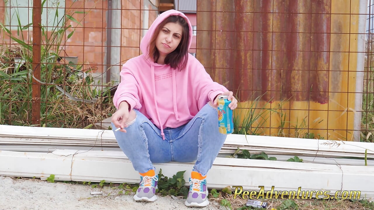 Gadis hipster kencing di celana jinsnya - mengganti celana pendeknya yang basah menjadi celana kering