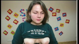 Die ukrainische Hure Anna holt ihre Titten raus