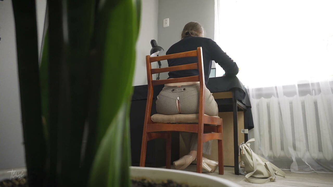 찢어진 바지를 입고 일하는 비서를 엿보기
