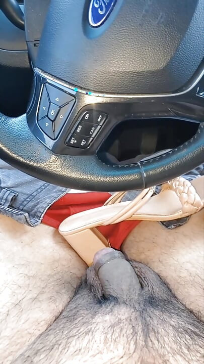 変態整備士が運転席の下で顧客のサイズ37のヒールを見つけた