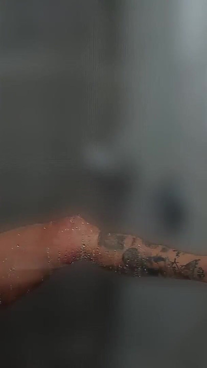 SI RAMBUT COKLAT BERTETEK BESAR MENYENTUH DI BILIK AIR SELEPAS GIM | Klip 2