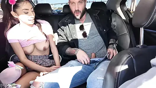 Raver sürtük eve binmek için şişman yarağı getiriyor