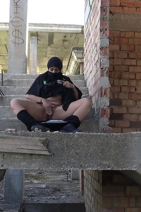 유유 가슴을 가진 헬리오폴리스의 유명한 아내가 사무실을 닫고 자신을 기쁘게 하기 위해 외출합니다.