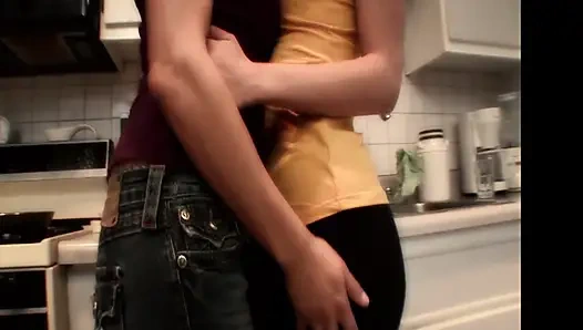 Горячие крошки-брюнетки на кухне: страстное лизание и трах пальцами до оргазма