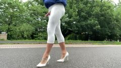 Un legging court blanc marche sur une voie publique.