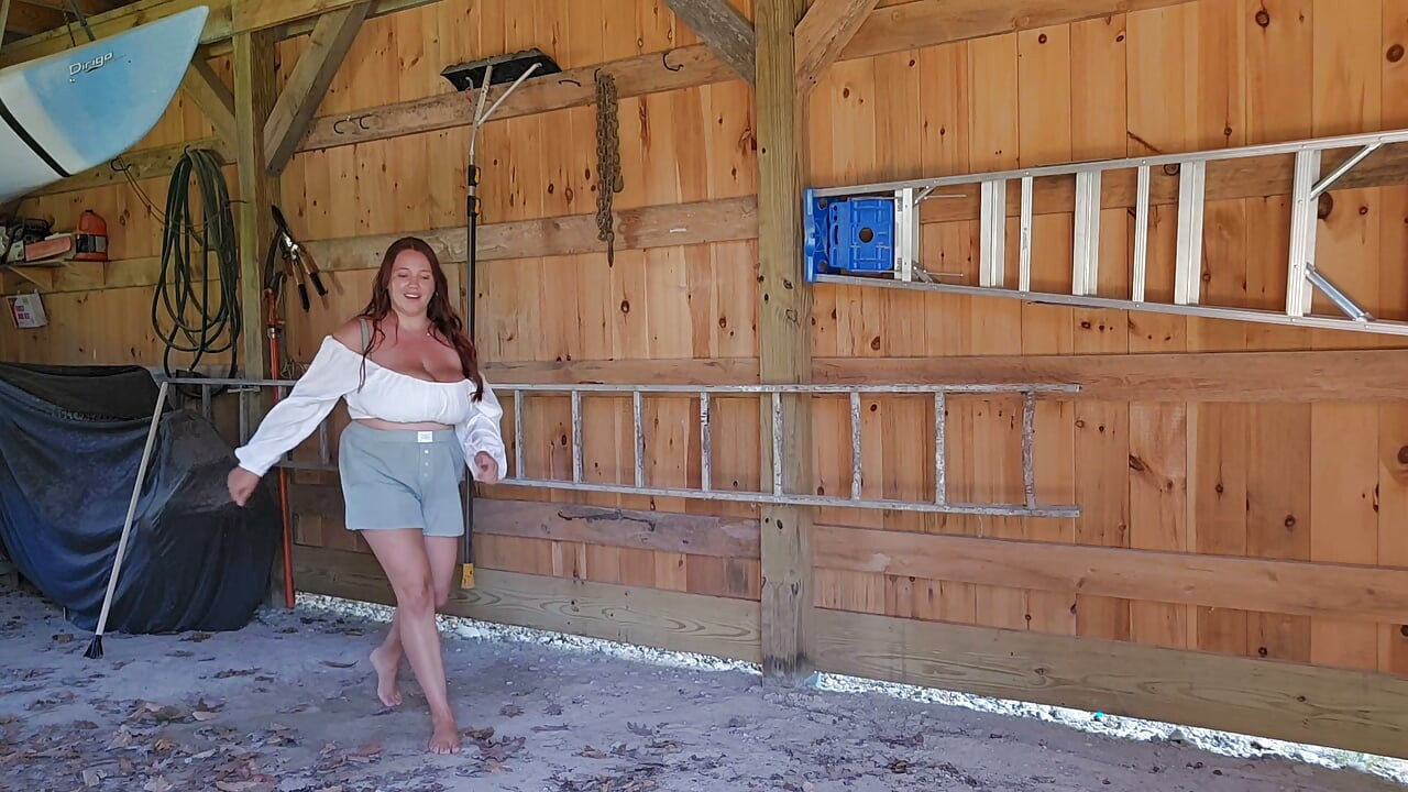 Ajudando a sexy milf nextdoor com Yardwork POV