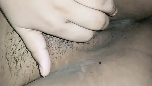 Sevimli kız kanepede pembe amcığını parmaklıyor