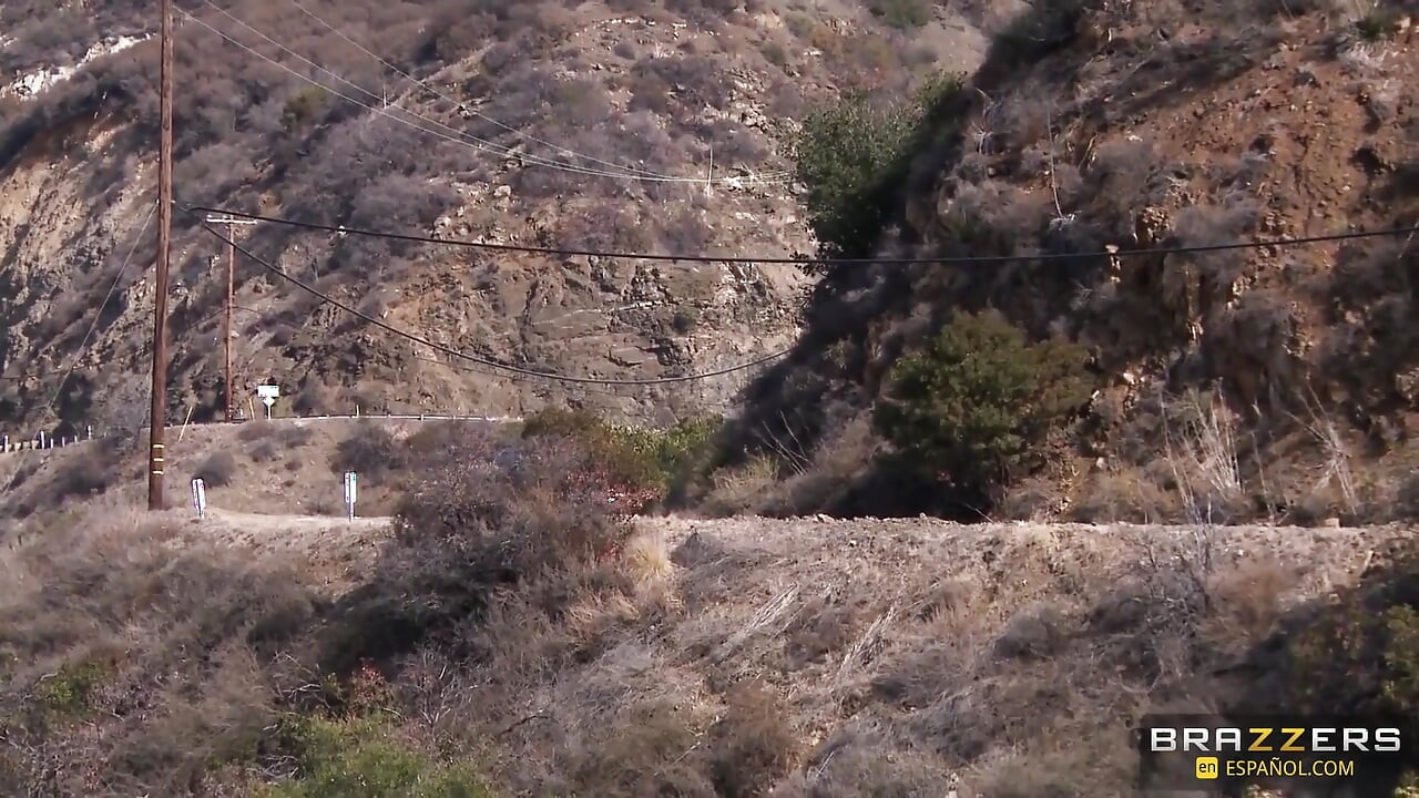 בראזרס - למיק בלו נמאס מקריסי לין, הוא עוצר בצד ומזיין את כל החורים של הבחורה הפראית