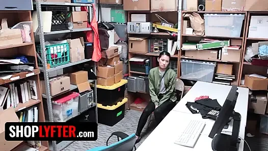 Shoplyfter - jade noir si cewek asia nakal kepergok mencuri dan disiplin sama petugas mesum
