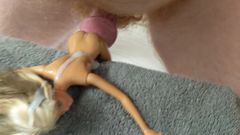 Komm auf den nackten Barbie-Hintern