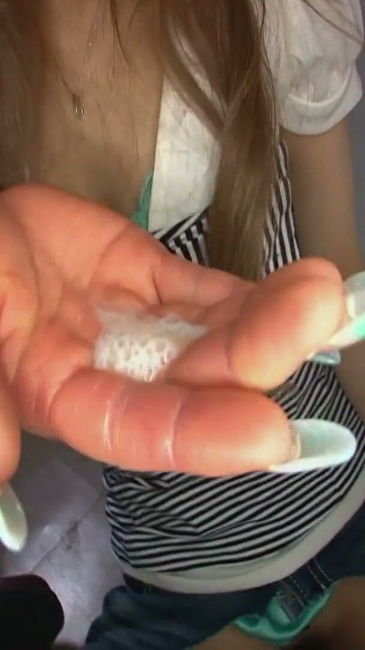 Tatlı japon genç gets ona kot pantolon yırtık içinde bir sert üçlü sikme | Klip 3