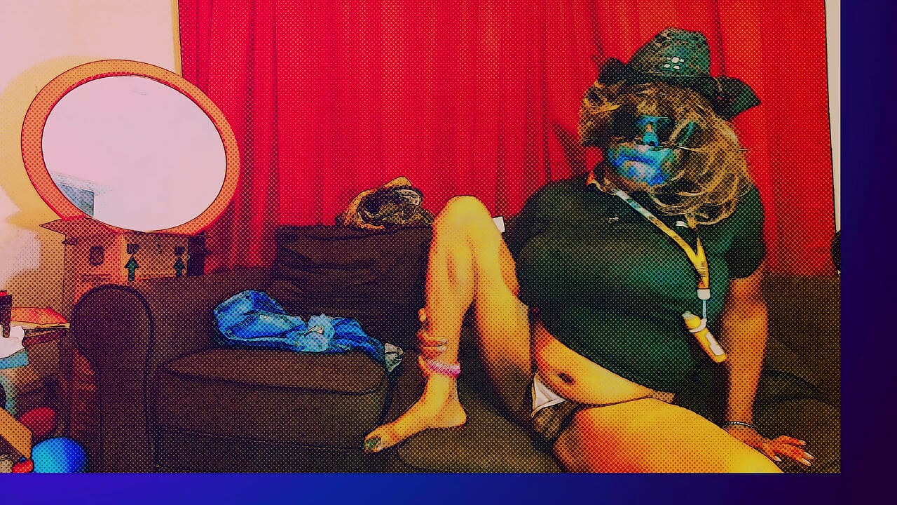 Sissy femboy s velikim sisama melje jaja na kauču s gaćicama na sebi