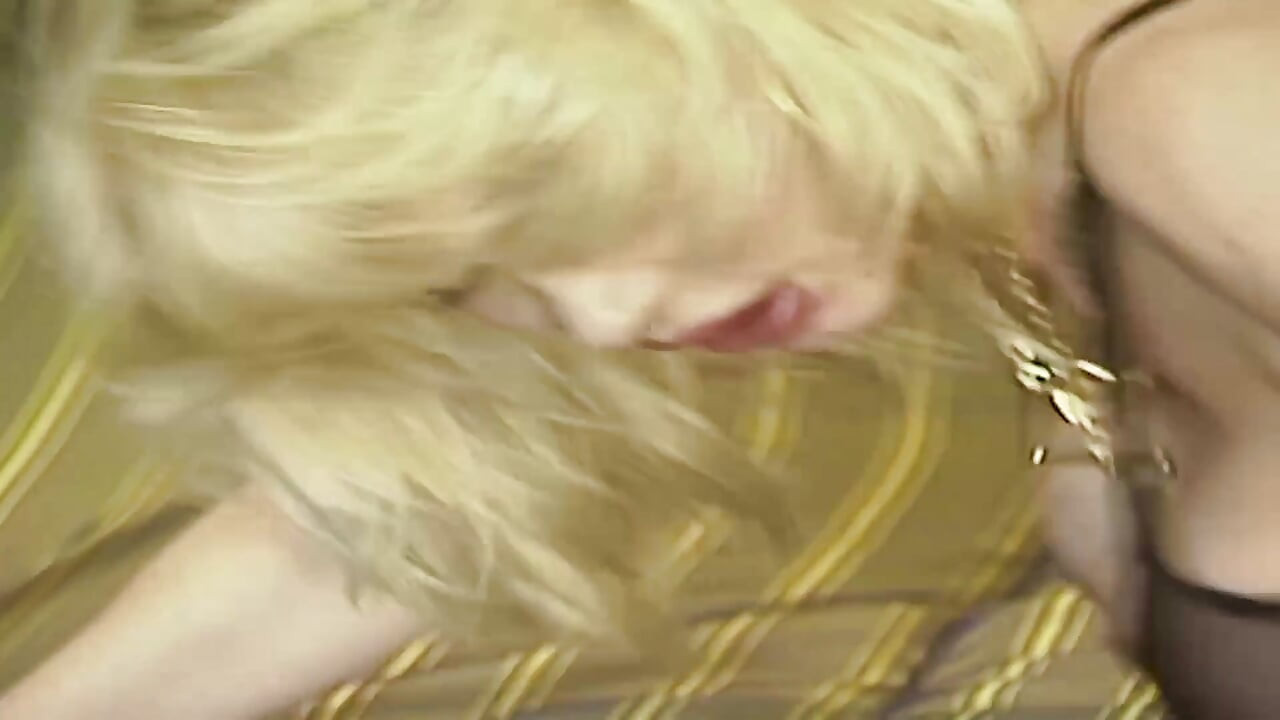 애인에게 따먹히는 웅장한 금발 밀프