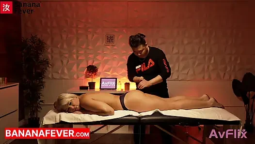 Terapis pijat cina yang gemuk menggoda tante seksi kulit putih dengan layanan lengkap