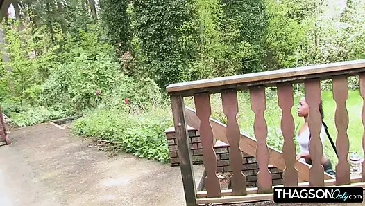 MILf verführt 18-jähriges brünettes schätzchen