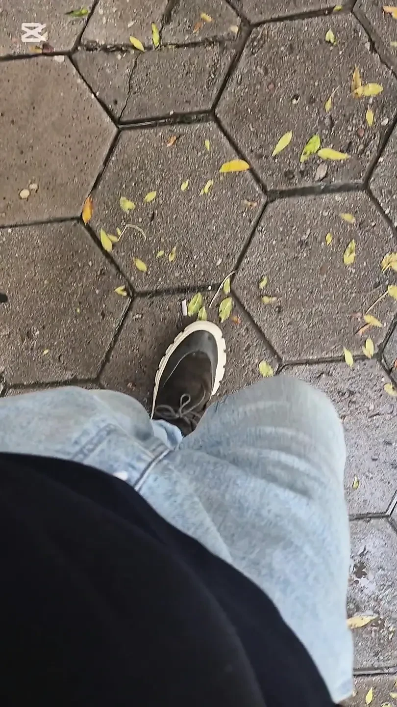 Debeli i tvrdi bugarski kurac hoda centrom grada, a zatim svršava u zlatari dok čeka prodavca