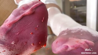 Jus strawberi kaki nilon saya memerah di atas meja kaca