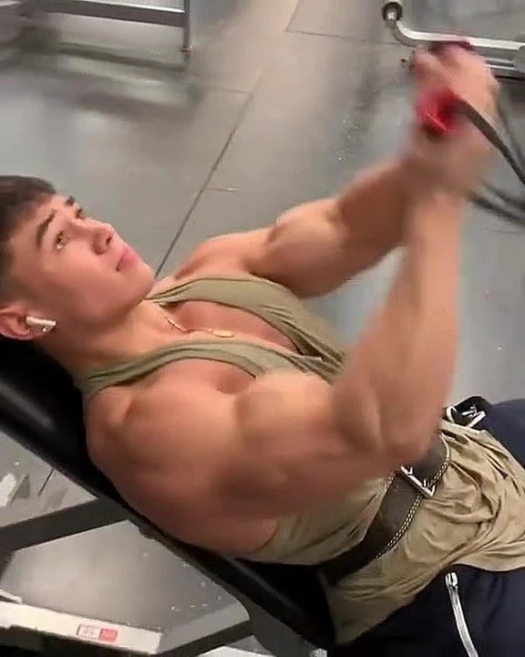 Bewaffnet Training im Fitnessstudio