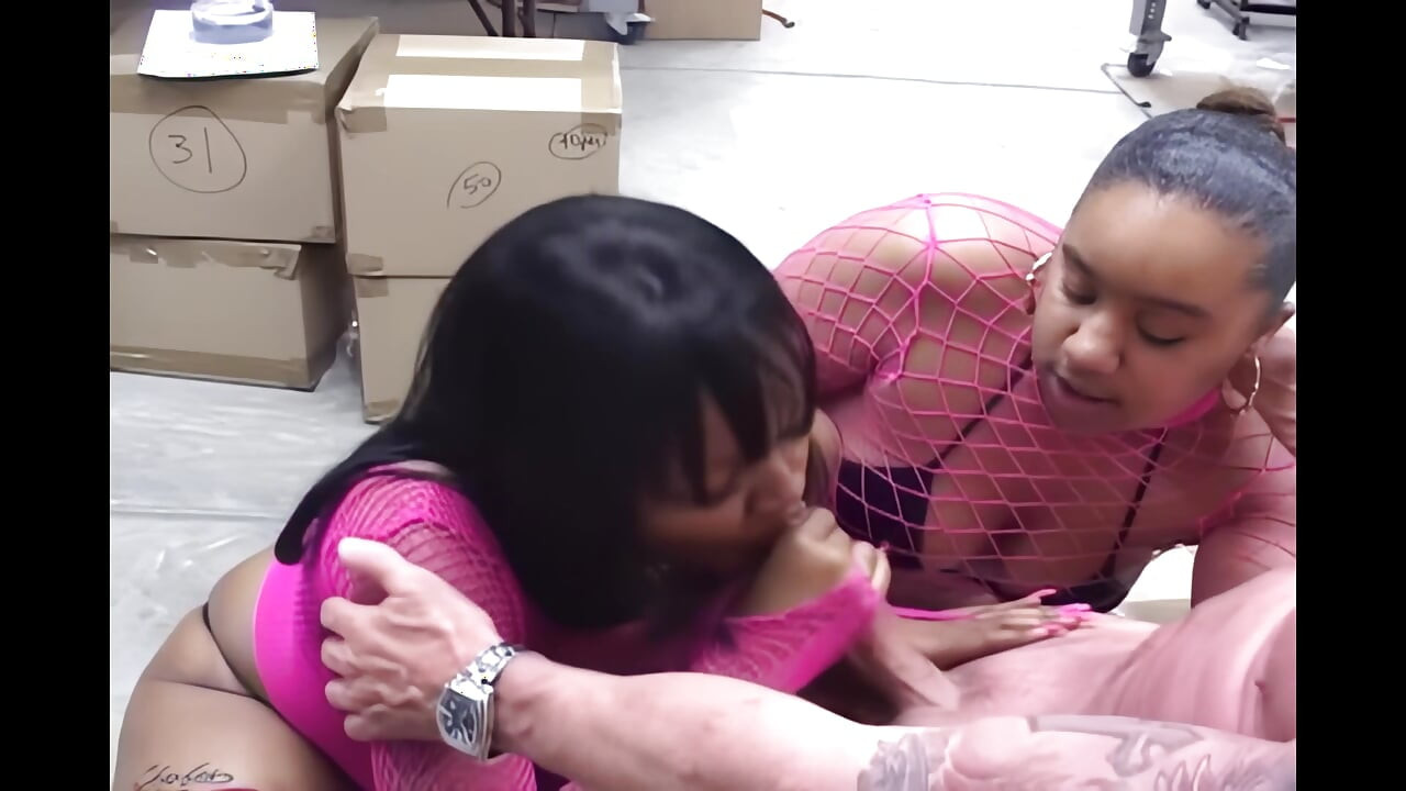 Plesačica s velikom guzom