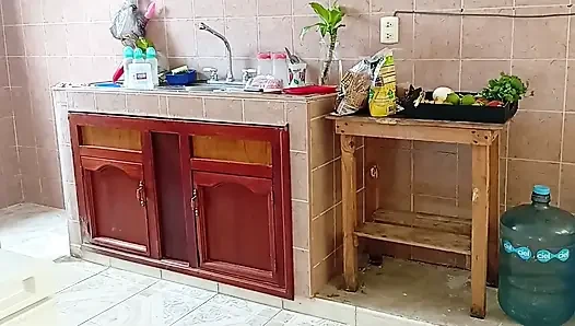 Ibu tiri gemuk lagi bersih-bersih dapur