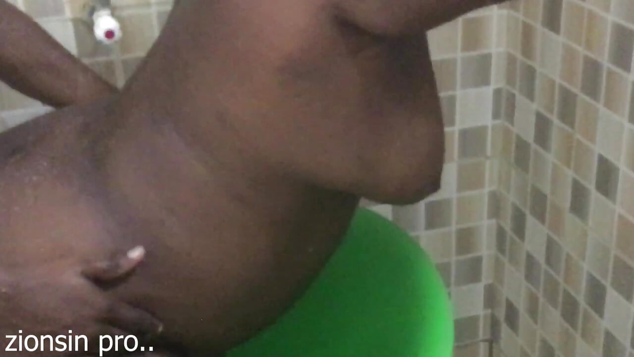 מזיין תחת אפריקאי גדול בחדר האמבטיה