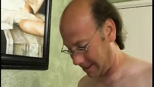 Junge blondine wichst fröhlich