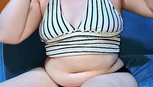 Tombul Nicole soyunuyor ve ıslak amcığını ovuyor