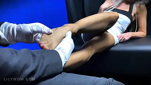 Stoking kaki lilywow dientot habis-habisan sampai dia mengerang keenakan... Apakah bau celana ketat itu lelah?