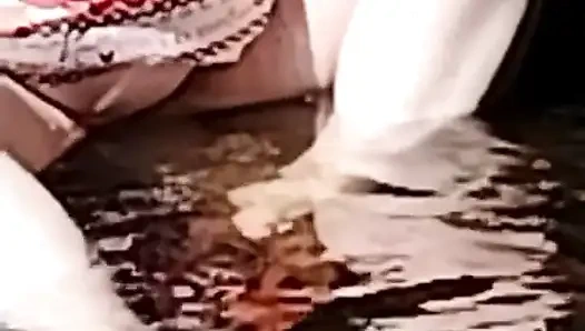 Saya mengajak ibu tiri saya untuk melihat sungai, dan dia akhirnya melepas semua pakaiannya di depan saya.