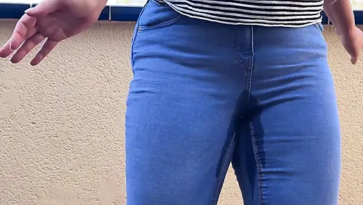Desperate Jeans писает, смачиваясь на улице