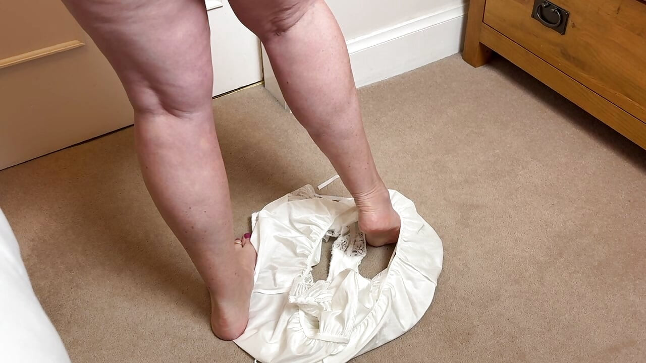 Mrs Mature Feet with a Thrift Shop Purchase 499
