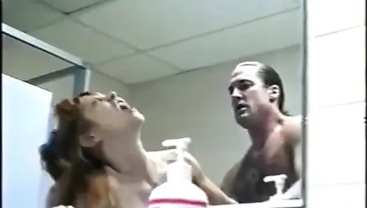 Orta yaşlı seksi kadını umumi tuvalette sikiyor