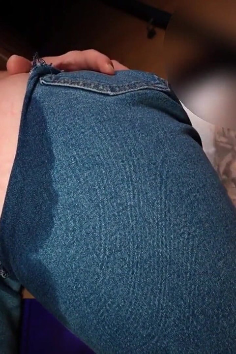 Heißes tattoo-küken squirtet beim knallen