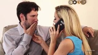 Une MILF trompe son mari pendant qu&#39;elle est au téléphone