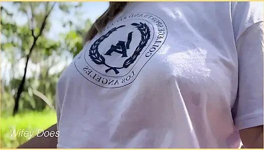 Женушка любит светить своими идеальными сиськами