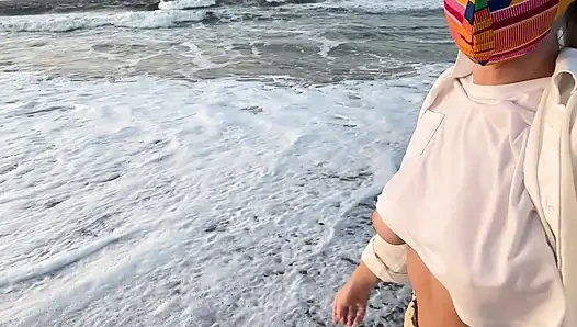 Büyük göğüslü, sütyensiz, sokakta yürüyen sarışın