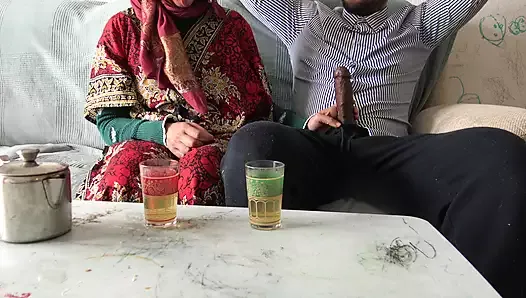 Une immigrante musulmane turque se fait baiser par une grosse bite noire