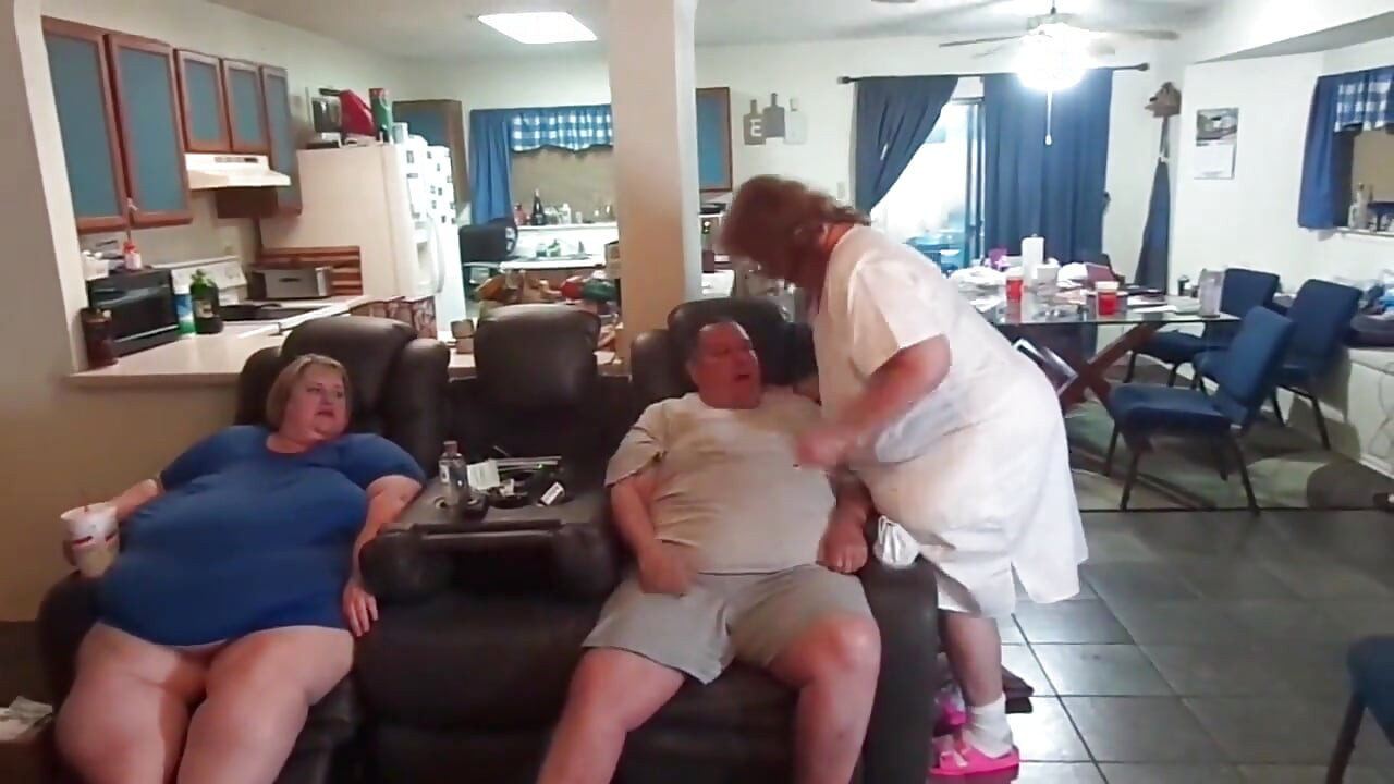 Pielęgniarka Vicki robi kontrolę swojej pacjentce z seksowną nagrodą dla nich obojgiem, część 2