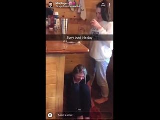 Une fille de 18 ans jette de la nourriture sur la tête de son ami