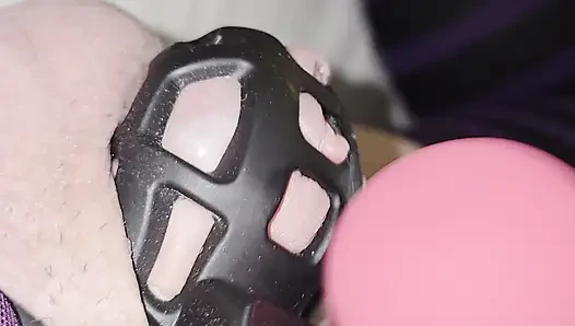 İlk sissygasm!! Şişman kadın kılıklı kadın ilk kadın kılıklısını sikiyor ve küçük bekaret kafesine boşalıyor