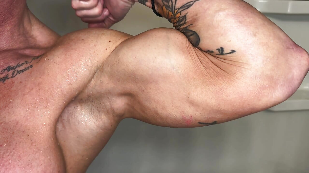 Ducha flex fantasía: Kandy flexiona y rasga su tank top