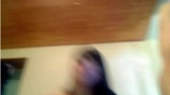Spaans meisje speelt met de kont van haar vriend op cam