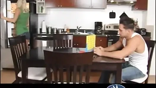 Riley Evans minyonla sandalyede sikişiyor
